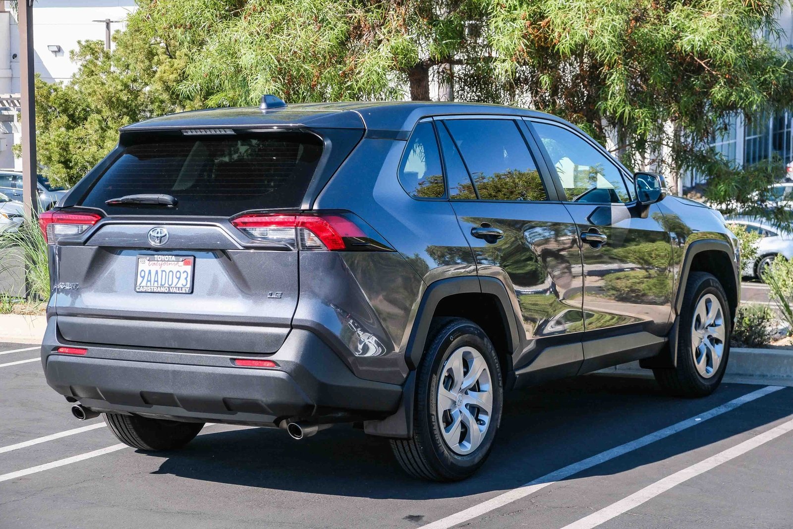 2022 Toyota RAV4 LE photo 10