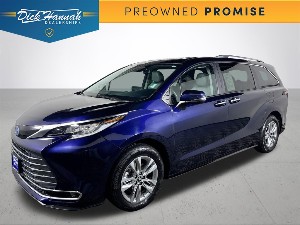 2023 Toyota Sienna Limited's photo