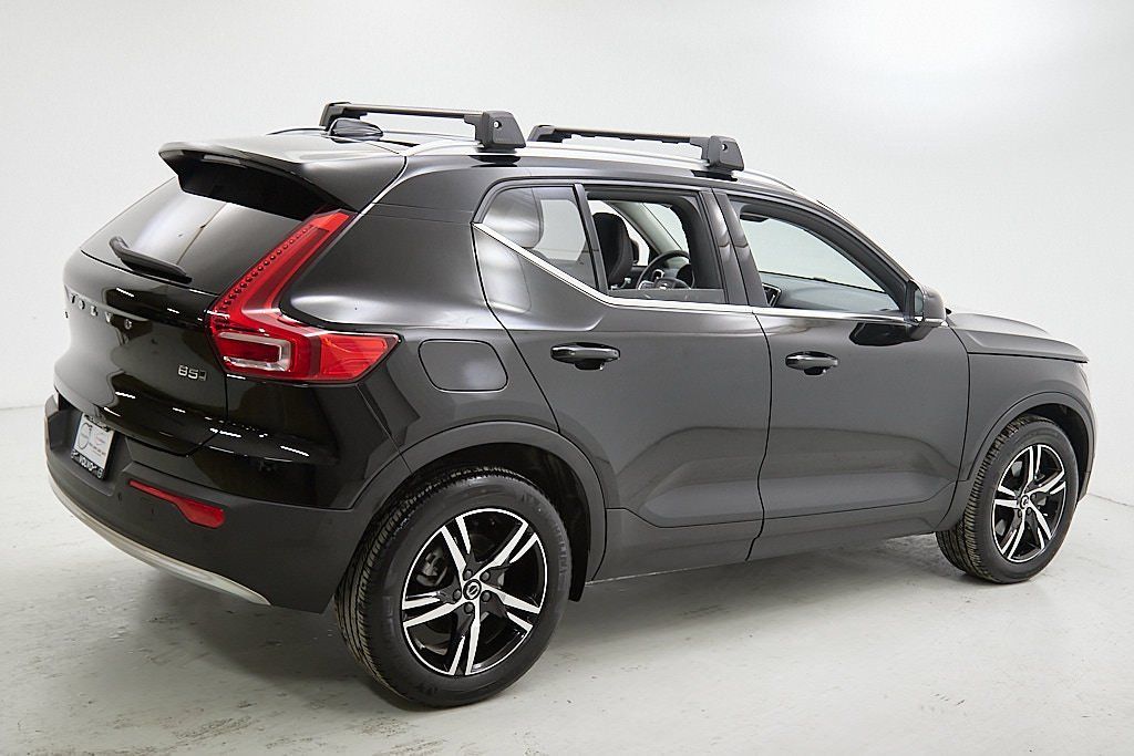 2023 VOLVO XC40 - Image 9