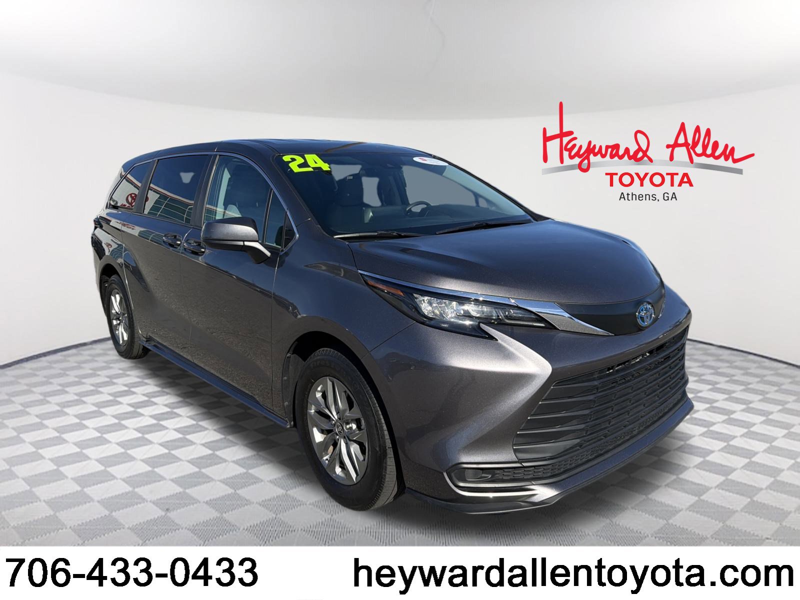 2024 Toyota Sienna LE's photo