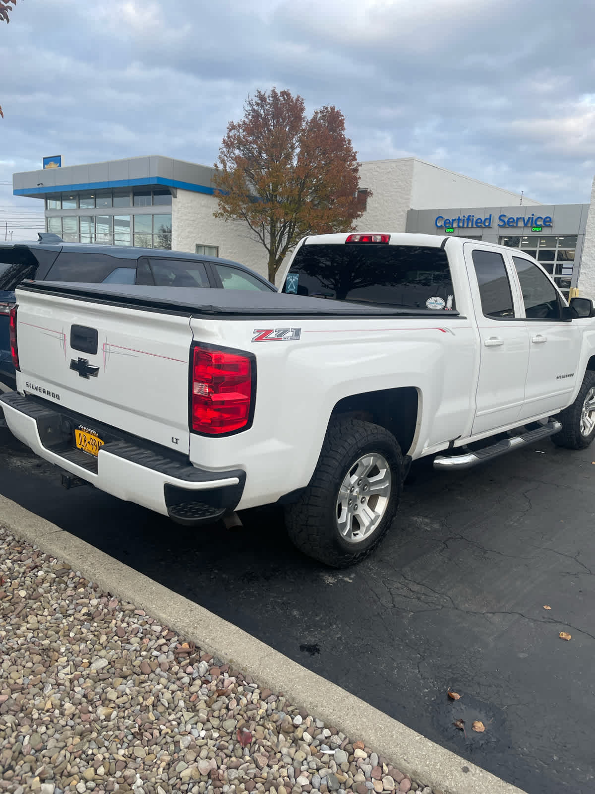2017 Chevrolet Silverado 1500 LT photo 3