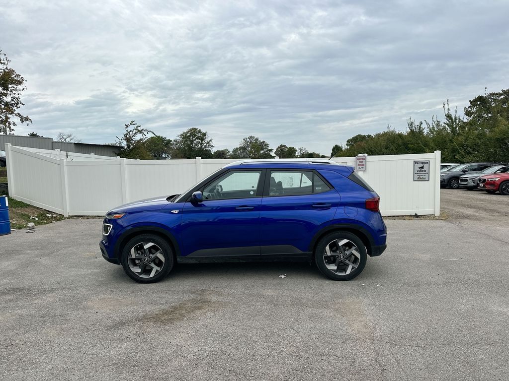 2024 Hyundai Venue Limited photo 2