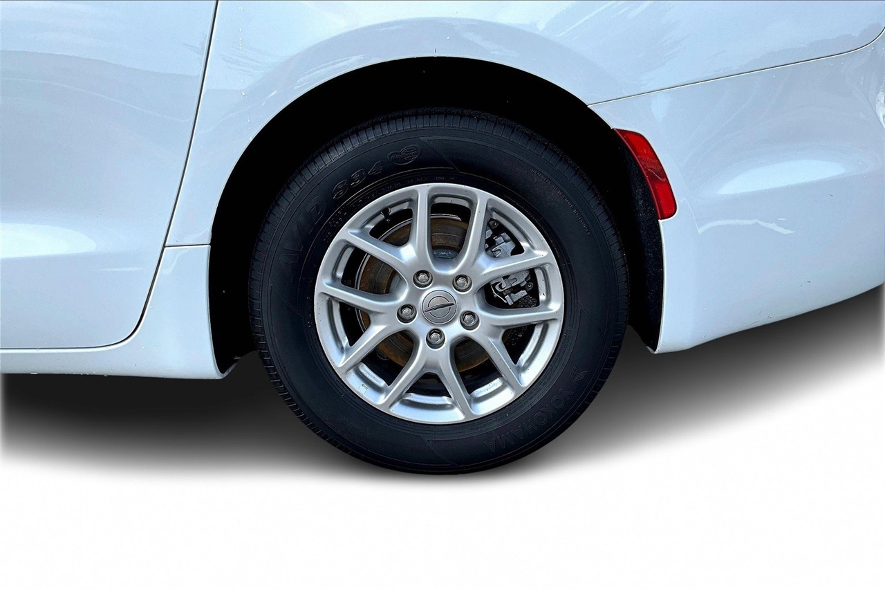 2024 Chrysler Pacifica Touring L photo 32