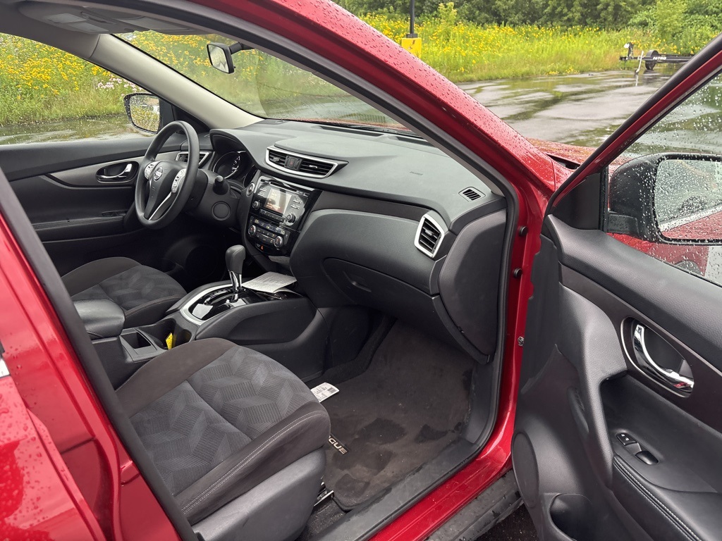 2015 Nissan Rogue SV photo 18