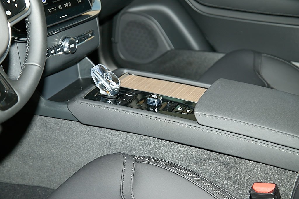 2025 VOLVO XC90 - Image 14