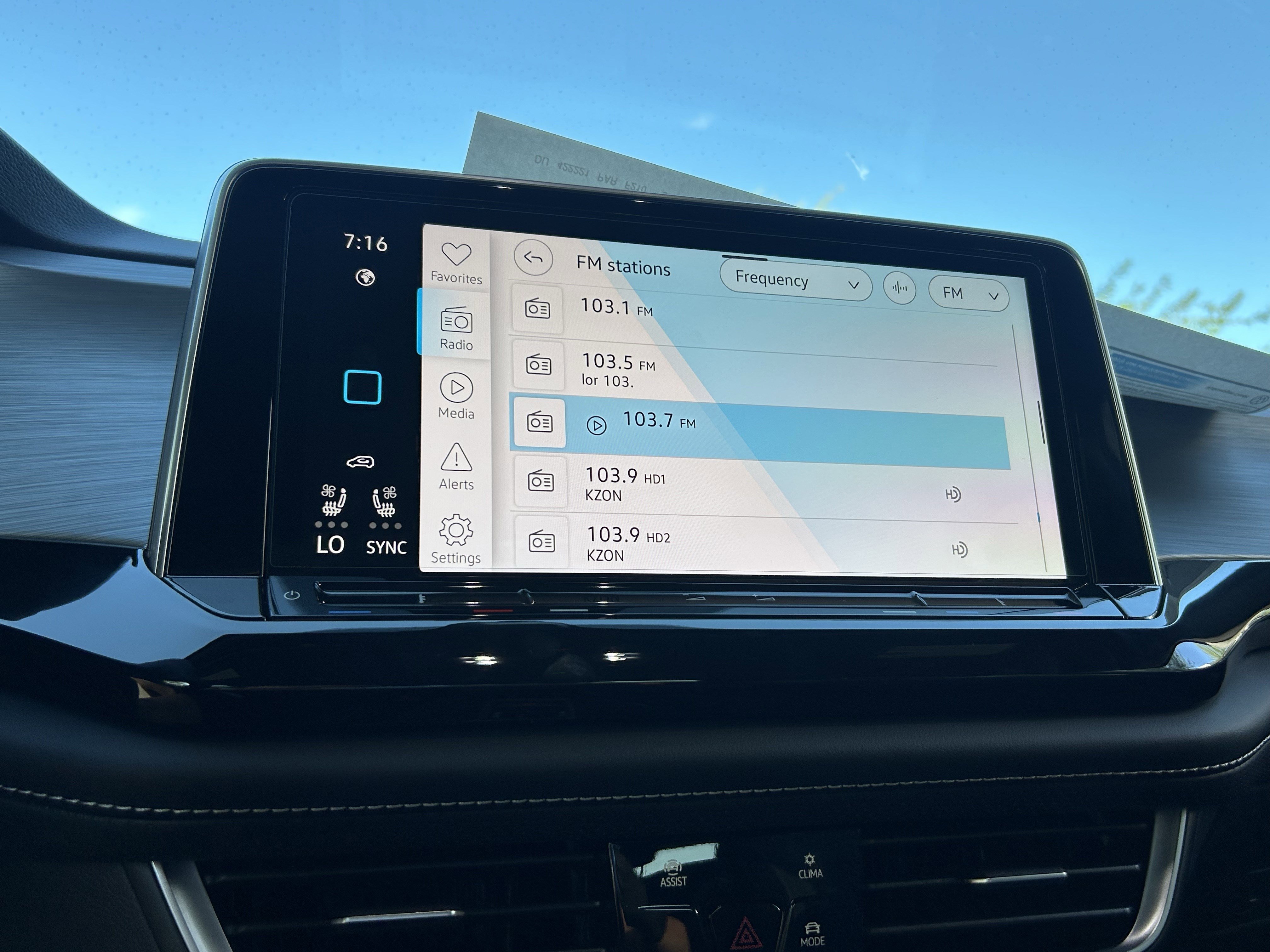 2026 Volkswagen Atlas Cross Sport SE photo 2