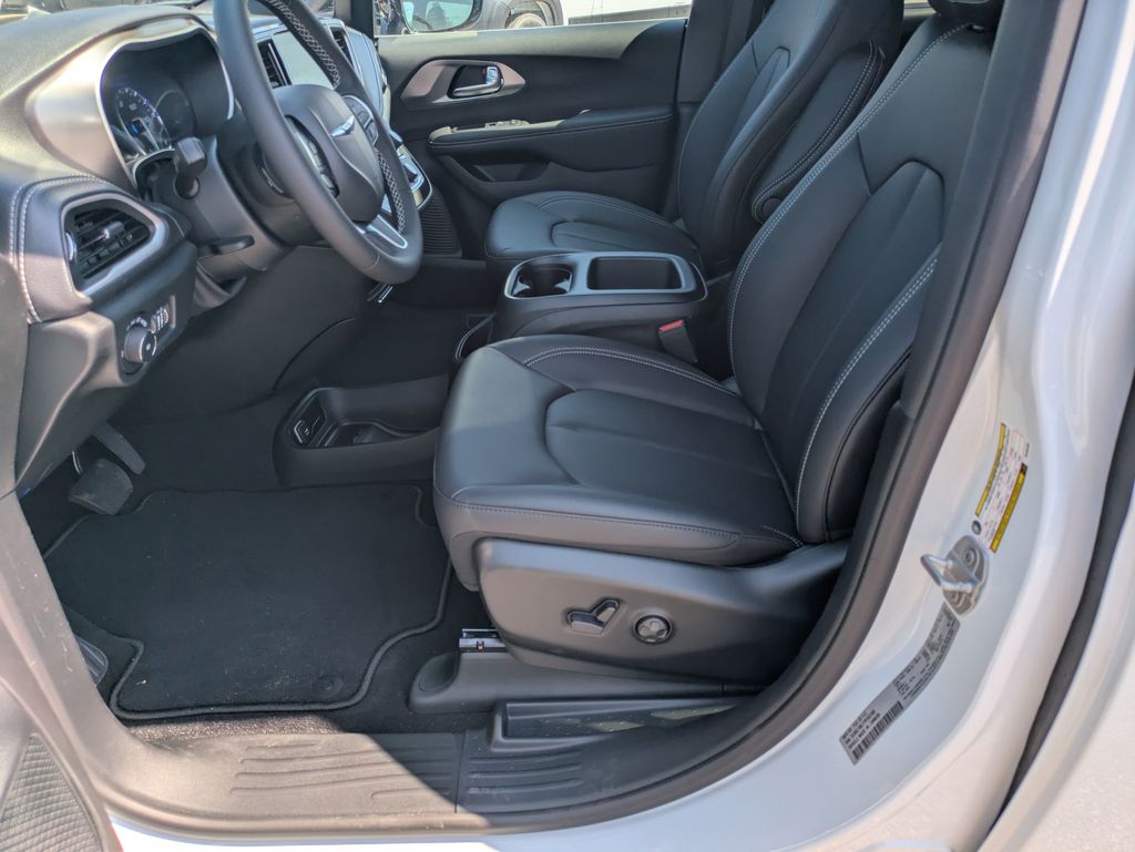 2026 Chrysler Pacifica photo 11