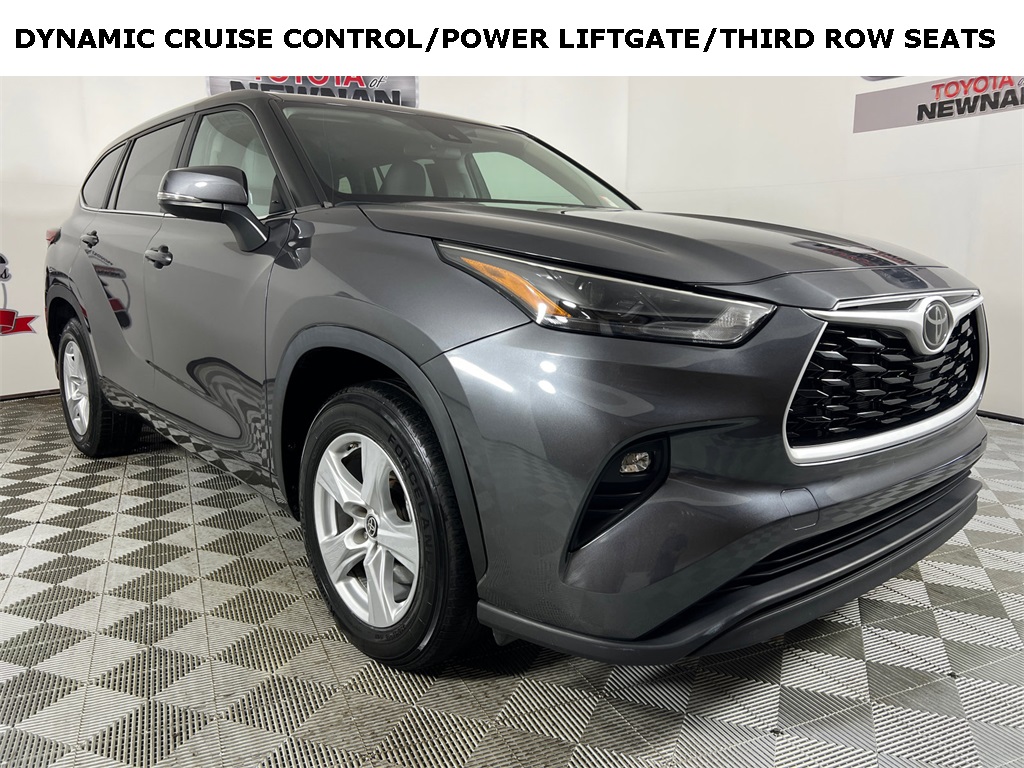 2023 Toyota Highlander LE's photo