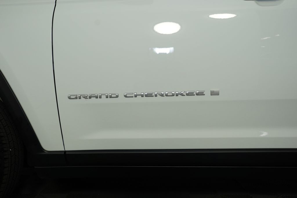 Used 2025 White Jeep Laredo image 7