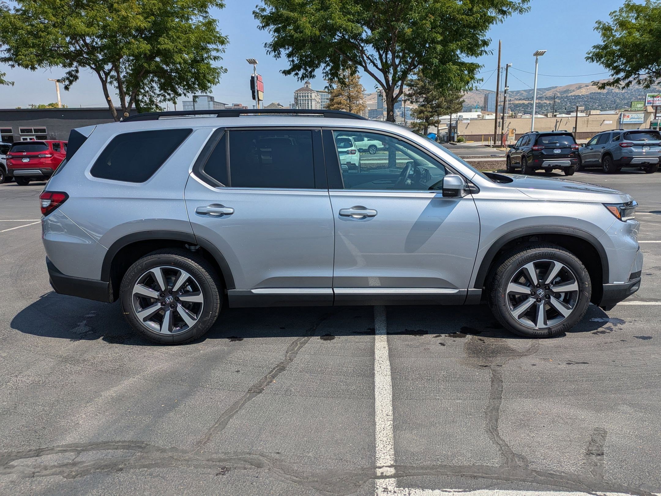 2025 Honda Pilot Touring photo 2