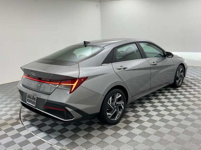 2025 Hyundai Elantra SEL Convenience photo 4