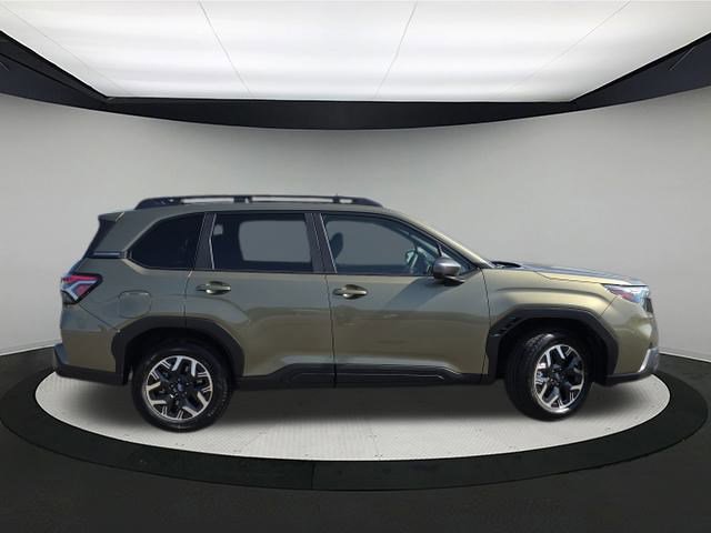 2025 Subaru Forester Premium photo 9