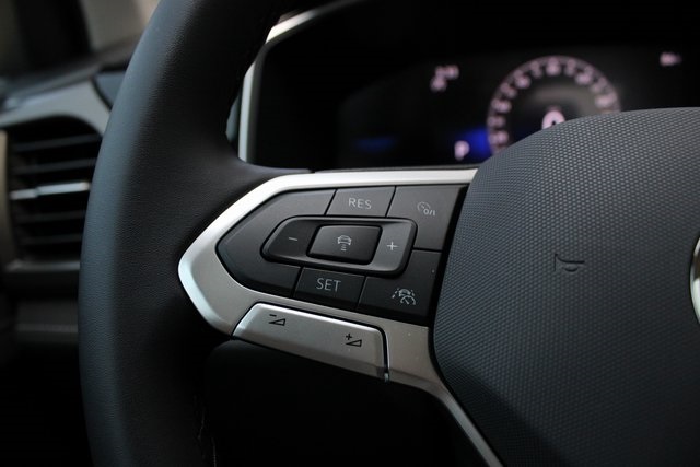 2025 Volkswagen Taos SE photo 3