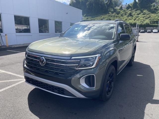 2025 Volkswagen Atlas SE Technology Peak Edition photo 3