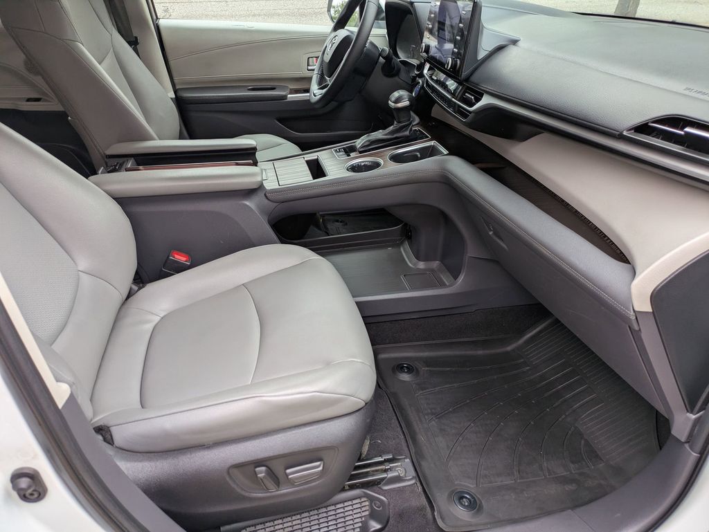 2022 Toyota Sienna XLE photo 26