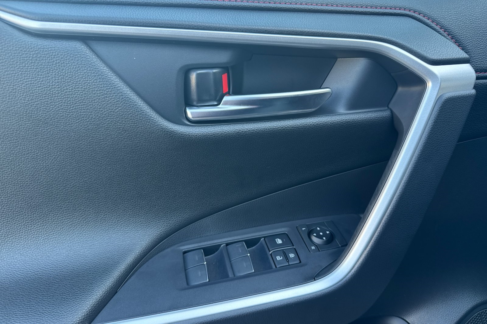 2025 Toyota RAV4 Hybrid XSE photo 11