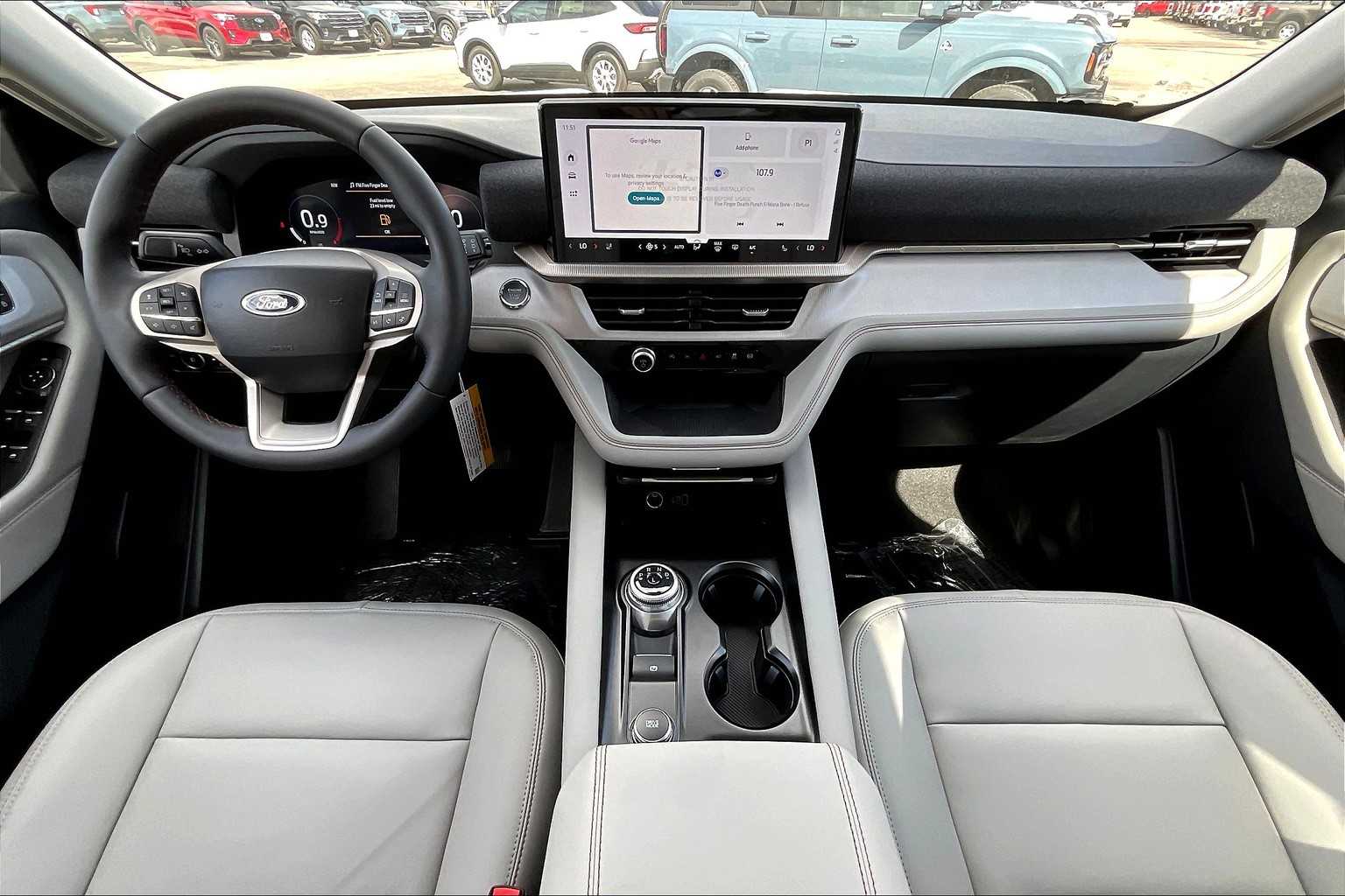 2025 Ford Explorer photo 3