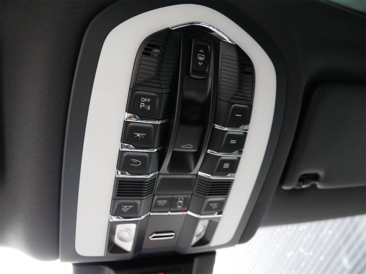2025 Porsche Macan Base photo 17