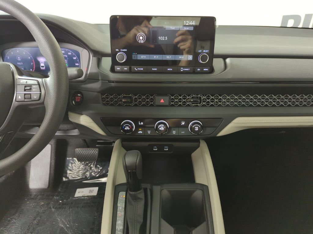 2025 Honda Accord LX 1.5T photo 17
