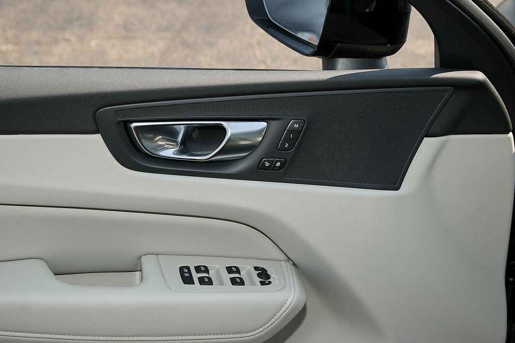 2025 VOLVO XC60 - Image 9