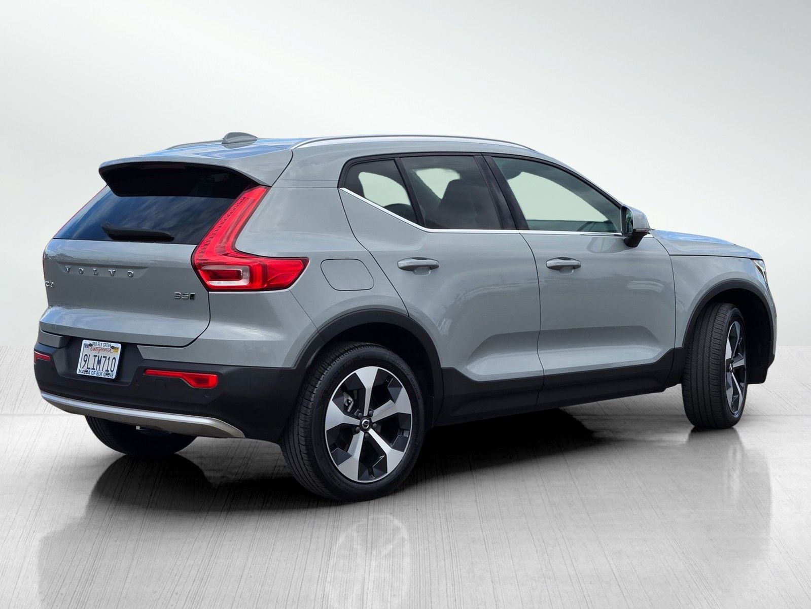 2024 Volvo XC40 AWD Plus photo 2