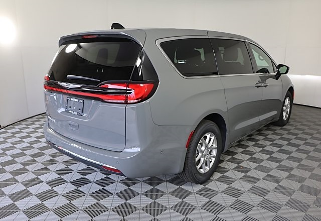 2025 Chrysler Pacifica photo 4