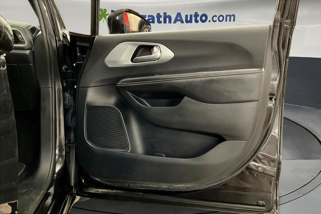 2021 Chrysler Pacifica Touring L photo 22
