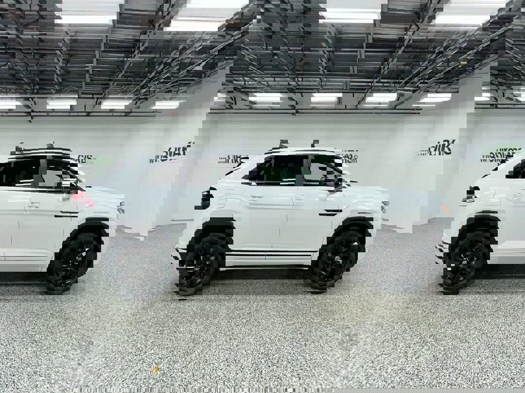 2026 Volkswagen Atlas Cross Sport SEL R-Line photo 2