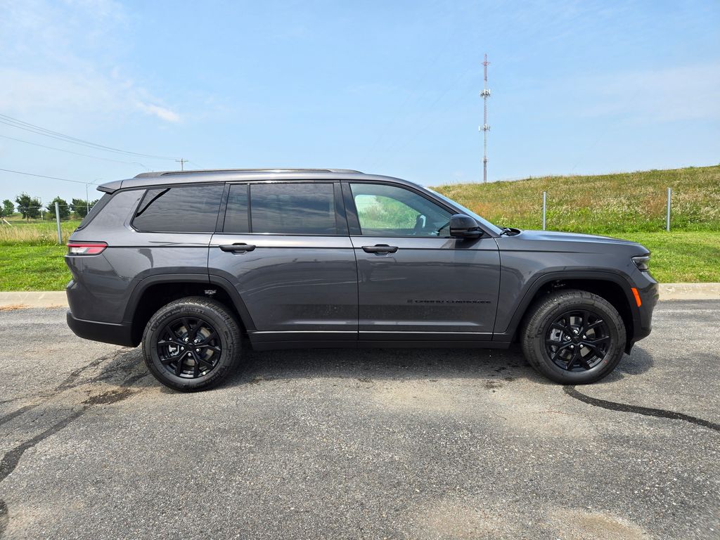 2025 Jeep Grand Cherokee Altitude photo 2