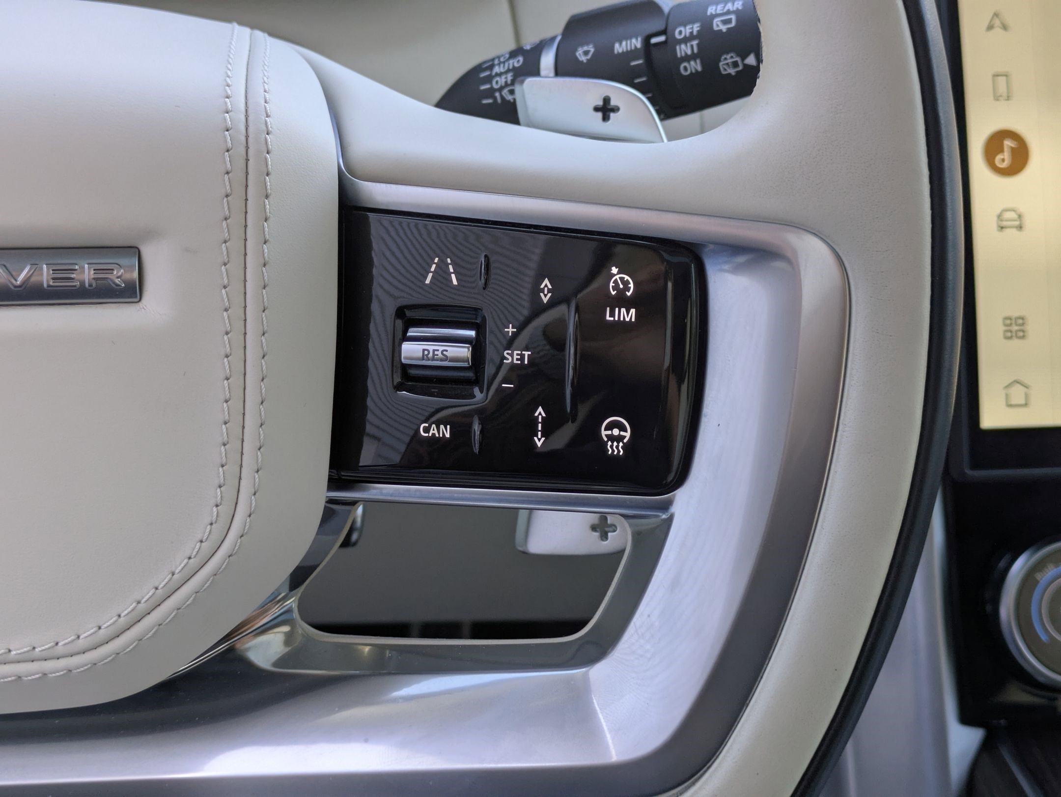 2023 Land Rover Range Rover SE photo 18