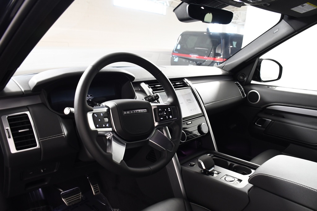 2025 Land Rover Discovery SE photo 9