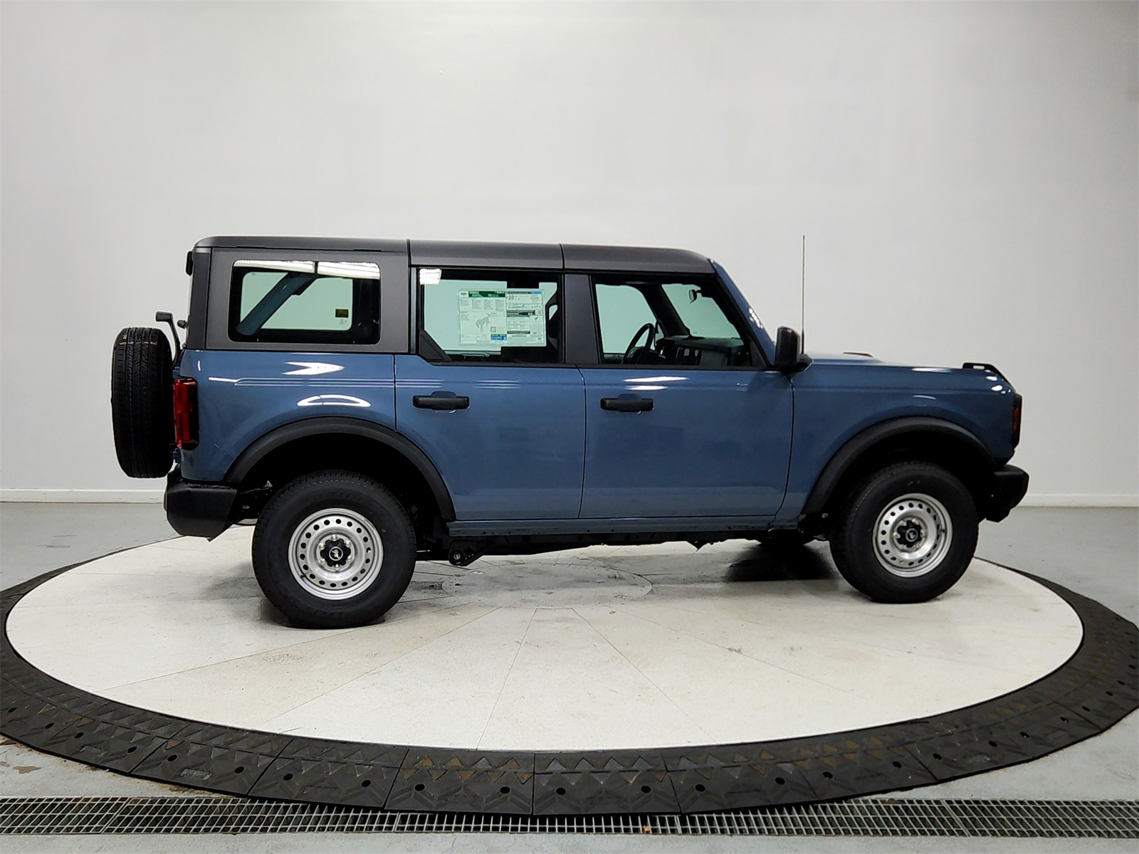 2025 Ford Bronco Base photo 8