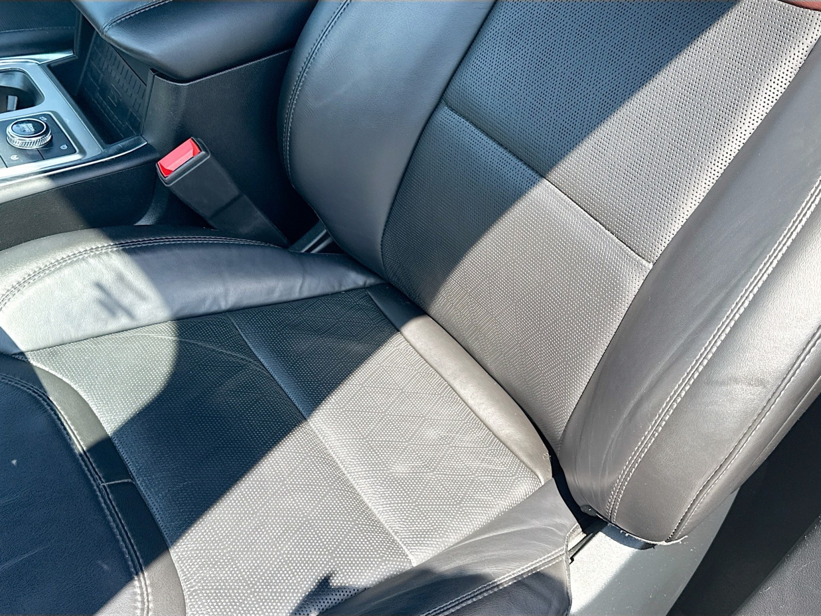 2022 Ford Explorer Platinum photo 18