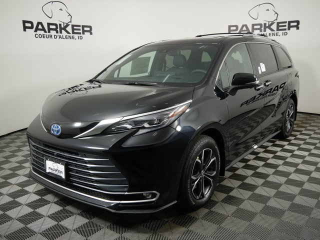 2025 Toyota Sienna Platinum's photo