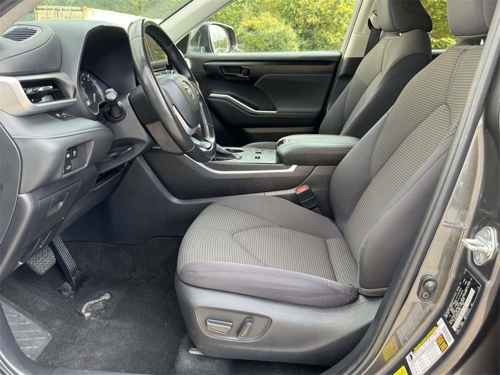 2023 Toyota Highlander LE photo 12