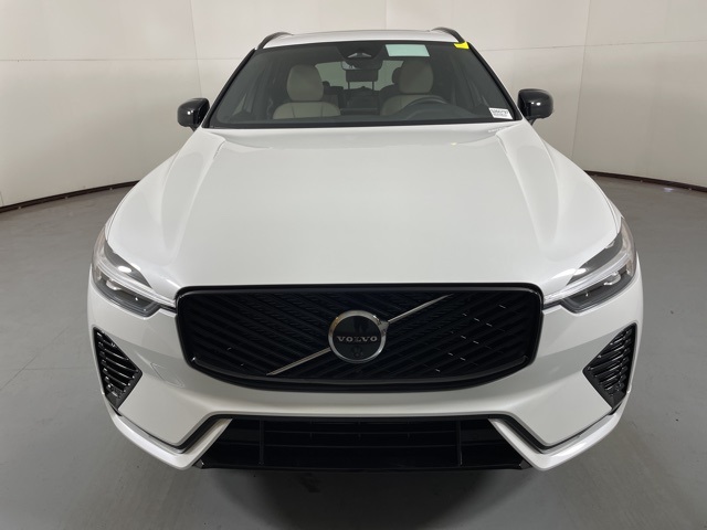 2026 Volvo XC60 Plus photo 3