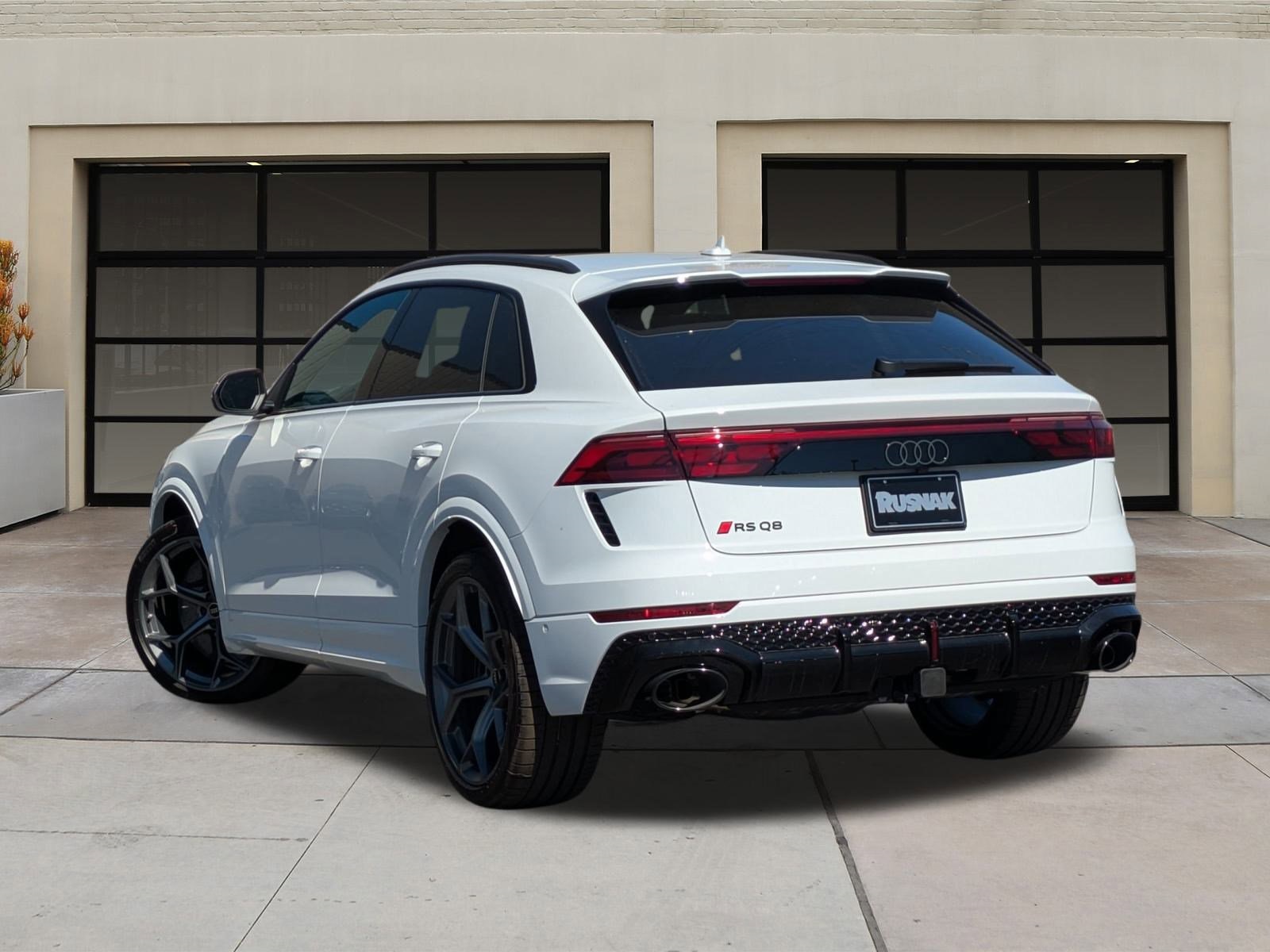 2025 Audi RS Q8 photo 2