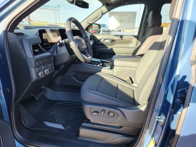 2026 Chevrolet Suburban LS photo 4