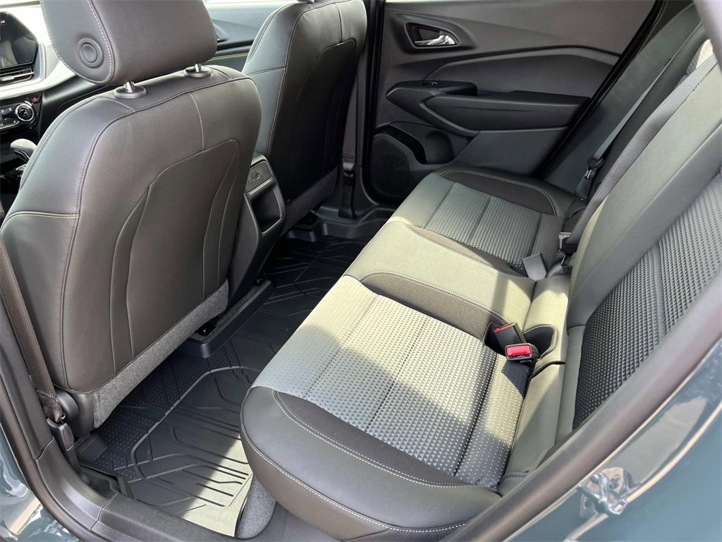 2025 Chevrolet Trax LT photo 7