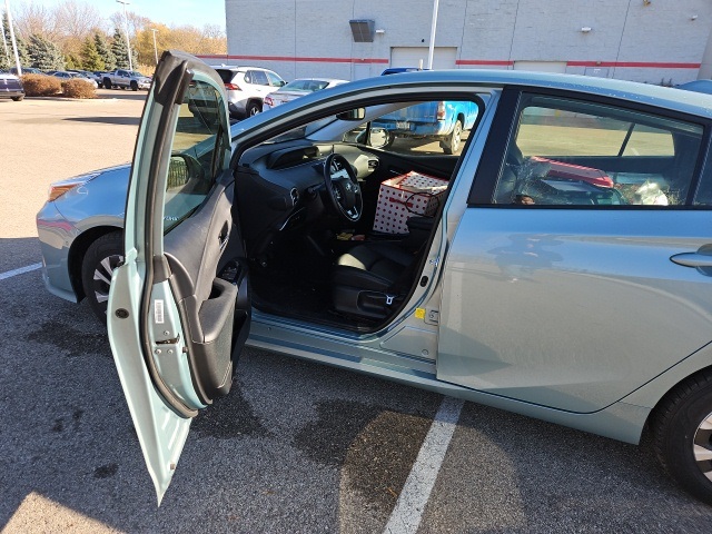 2021 Toyota Prius XLE AWD-e photo 4