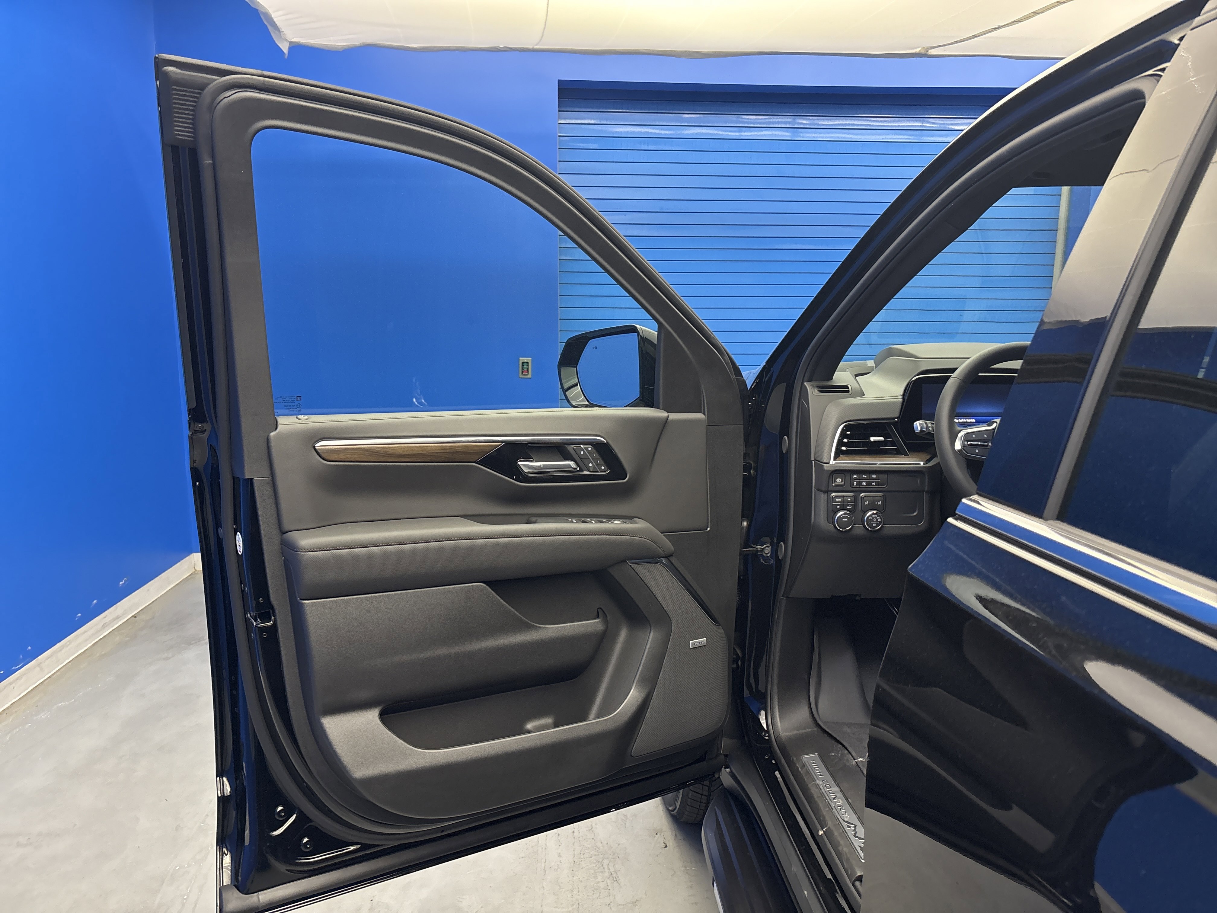 2025 Chevrolet Suburban High Country photo 2