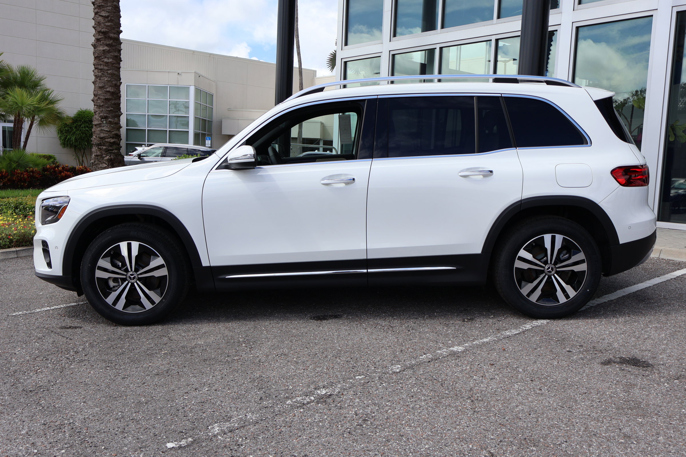 2025 Mercedes Benz GLB 250 photo 2