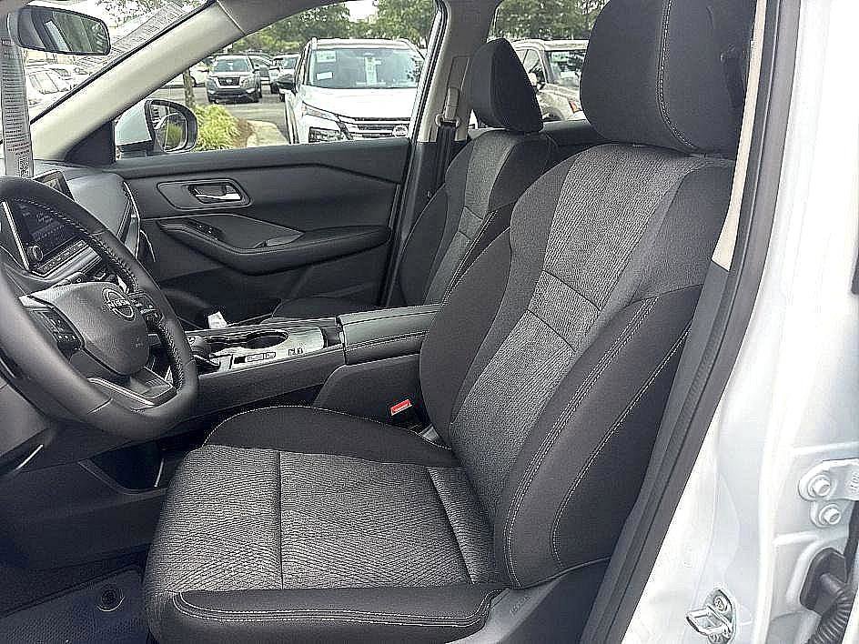 2025 Nissan Rogue SV photo 8