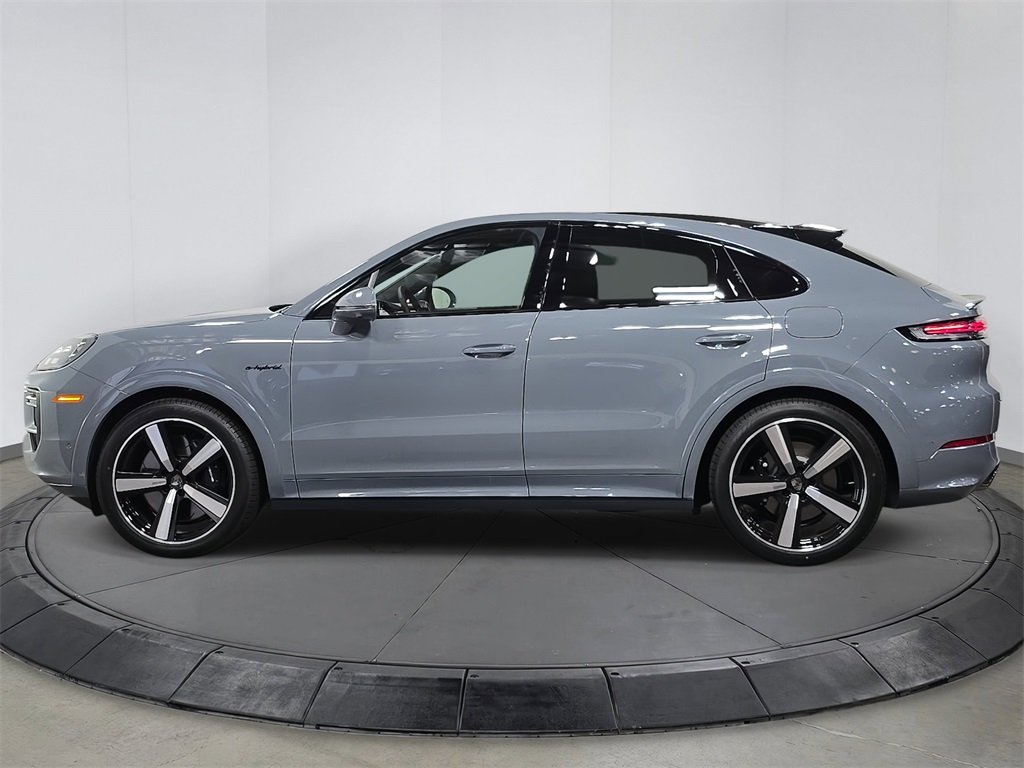 2025 Porsche Cayenne Turbo E-Hybrid photo 2