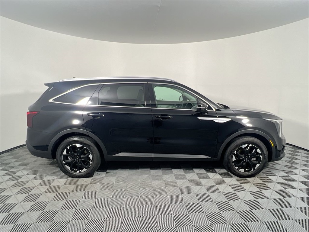 2025 Kia Sorento S photo 2