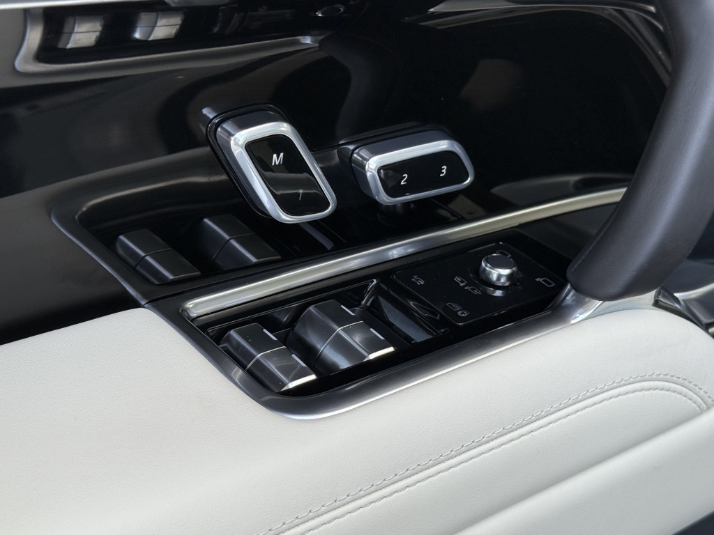 2025 Land Rover Range Rover SE photo 9