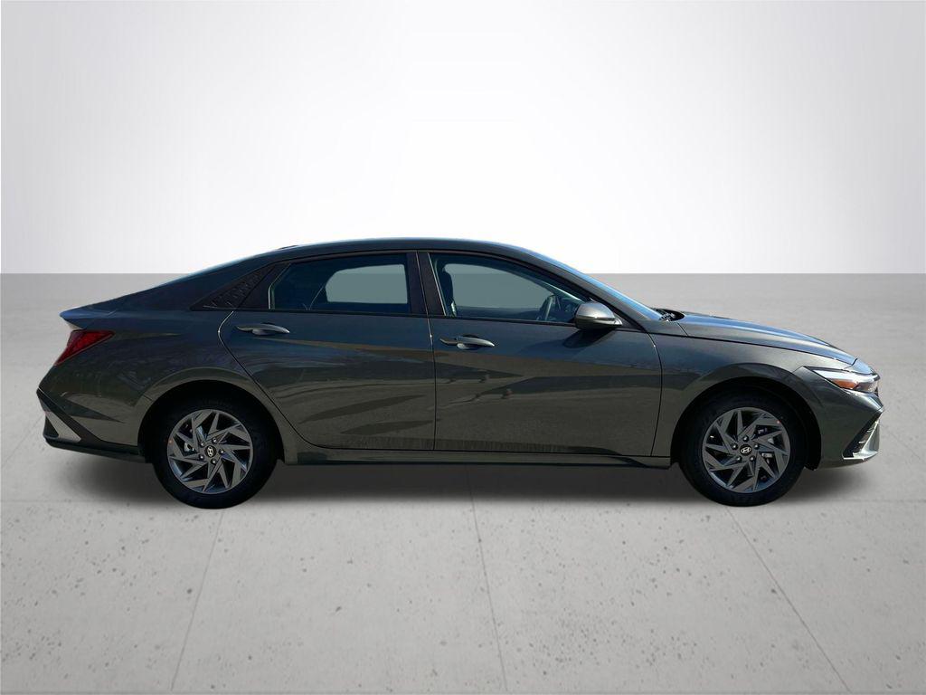 2025 Hyundai Elantra Hybrid Blue photo 8