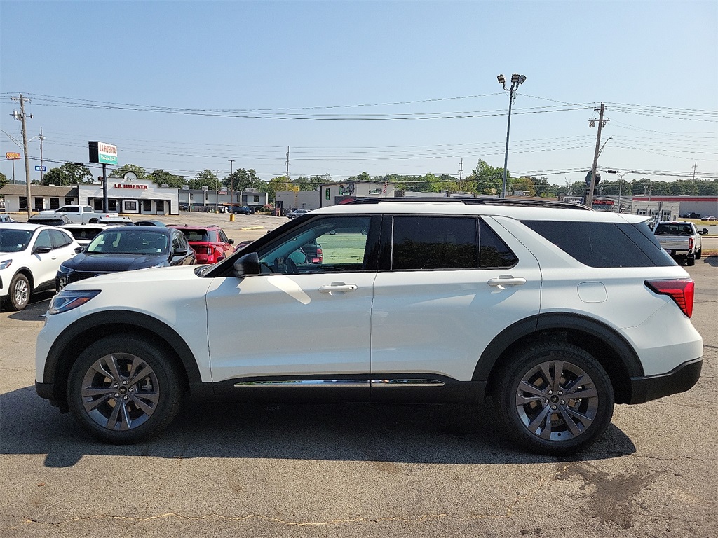 2025 Ford Explorer photo 3
