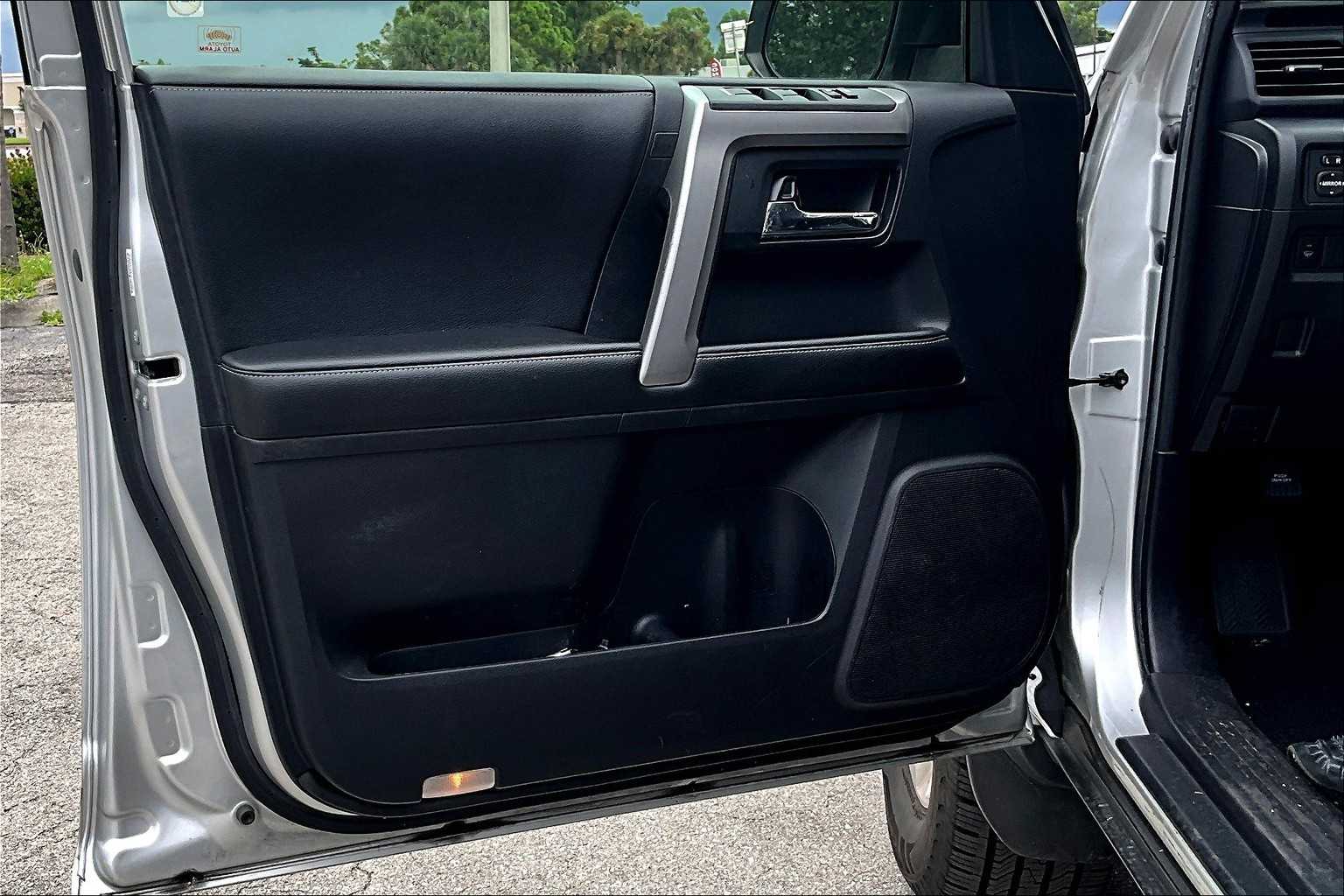 2014 Toyota 4Runner SR5 photo 23