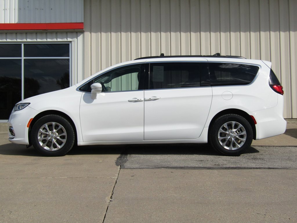 2022 Chrysler Pacifica Touring L photo 6